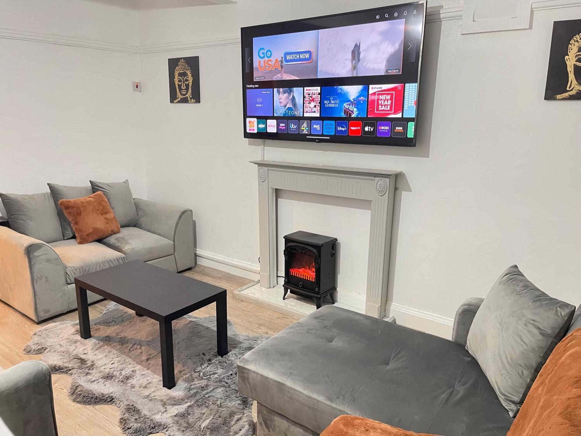 Hometel Digs Hidden Gem Large Comfy Home Can Sleep 15 Braunstone Town Exterior photo